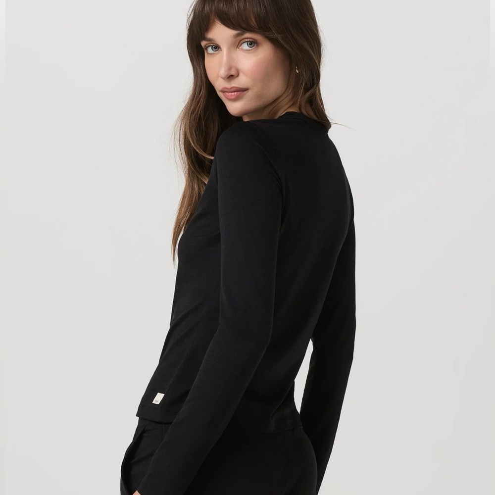 Vuori Women’s Black Long Sleeve Halo Crew Tee in Black Heather